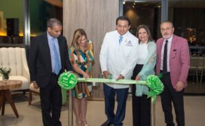 El ministro de Salud Pública Daniel Rivera corta la cinta de apertura de la unidad médica, junto a miembros del Consejo de Unión Médica. FUENTE EXTERNA
