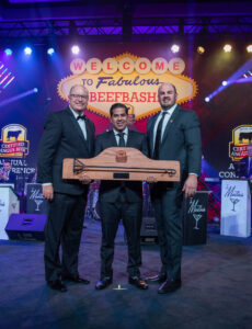 Juan Díaz, gerente de mercadeo de Supermercados Nacional recibe el premio en Conferencia Anual de CAB