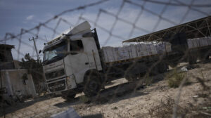 Entran en Gaza 26 camiones de ayuda de 60 bajo inspección israelí
