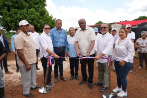 Inauguran proyectos de paneles solares y bombas sumergibles en Higüey 