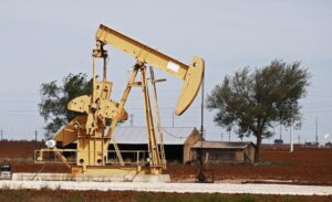 Petróleo de Texas arranca la semana a la baja pese a tensión en Oriente