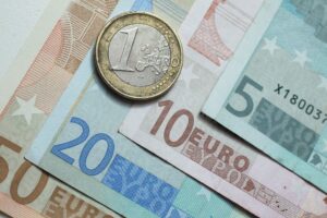 El euro supera los 1,0550 dólares antes del discurso de Powell