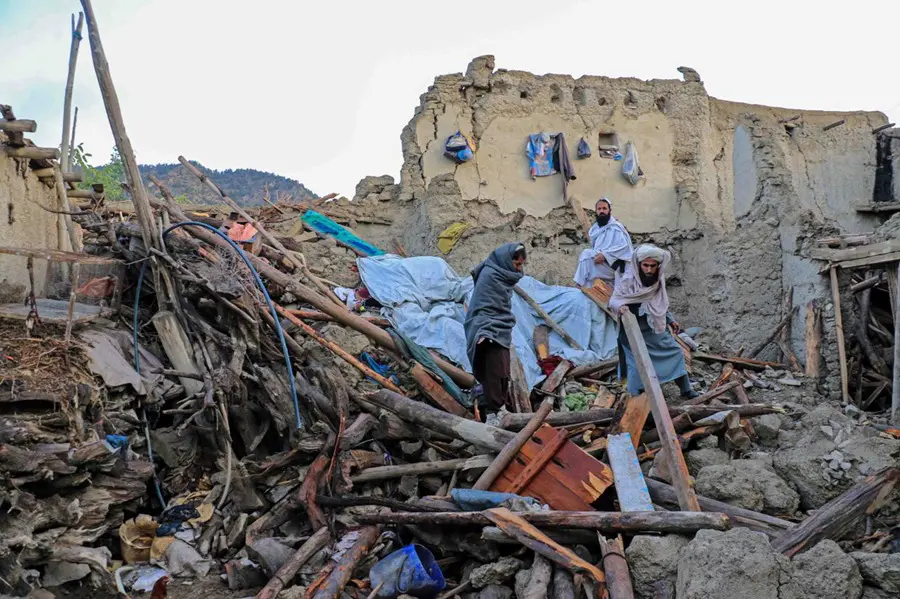 Autoridades calculan cientos de muertos tras terremotos en Afganistán