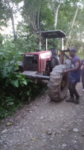 Muere hombre tras caer de tractor en movimiento en Bayaguana
