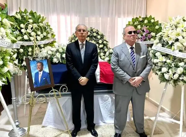 Danilo y otros políticos asisten al entierro de Tito Bejarán en Manzanillo