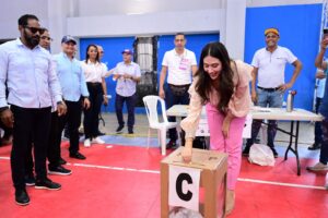 Nahiony Reyes vota en asamblea del PLD en Santiago