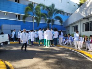 Médicos inician paro de servicios en el Hospital Moscoso Puello
