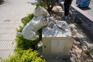Vándalos derriban escultura en honor al Limpiabotas en parque Barahona
