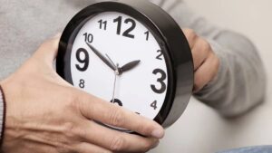 Europa atrasa relojes una hora el domingo para entrar en horario invierno