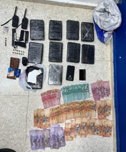 PN ocupa 10 kilos de cocaína, arma y dinero en Sabana de la Mar