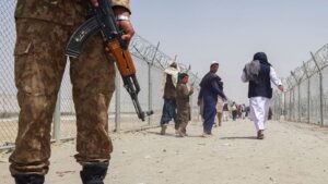 Los talibanes informan del regreso masivo de afganos desde Pakistán