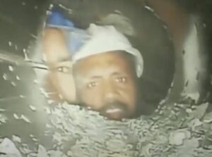 41 trabajadores atrapados en un túnel de India, llevan 10 días bajo tierra