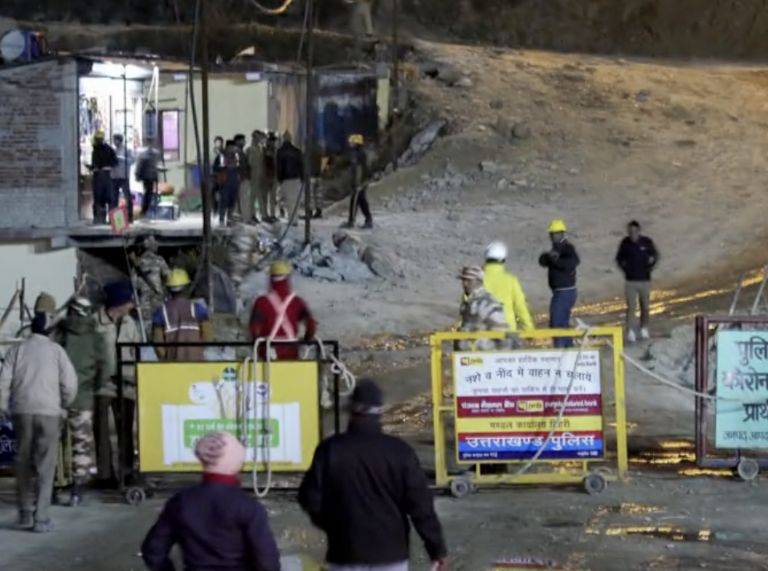 41 trabajadores atrapados en un túnel de India, llevan 10 días bajo tierra