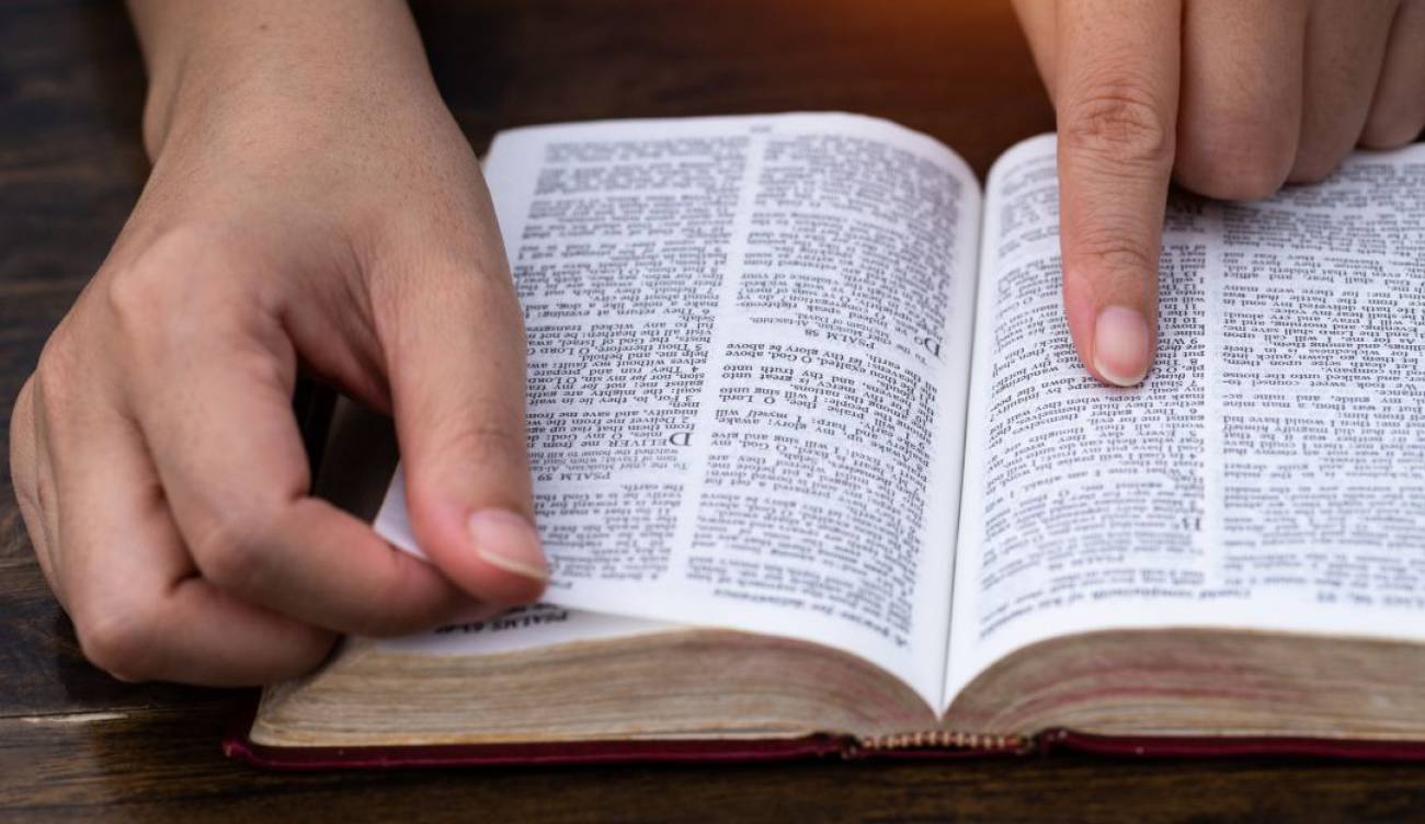 7 cosas que están prohibidas en la Biblia y que probablemente haces