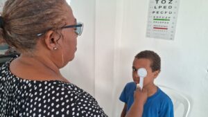 La presidenta de la Fundación Denfi, Maritza Durán mientras examina a uno de los niños durante la jornada de oftalmología. FUENTE EXTERNA