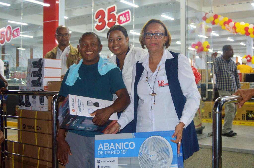L&R Comercial realiza donativo especial a damnificados en San Cristóbal