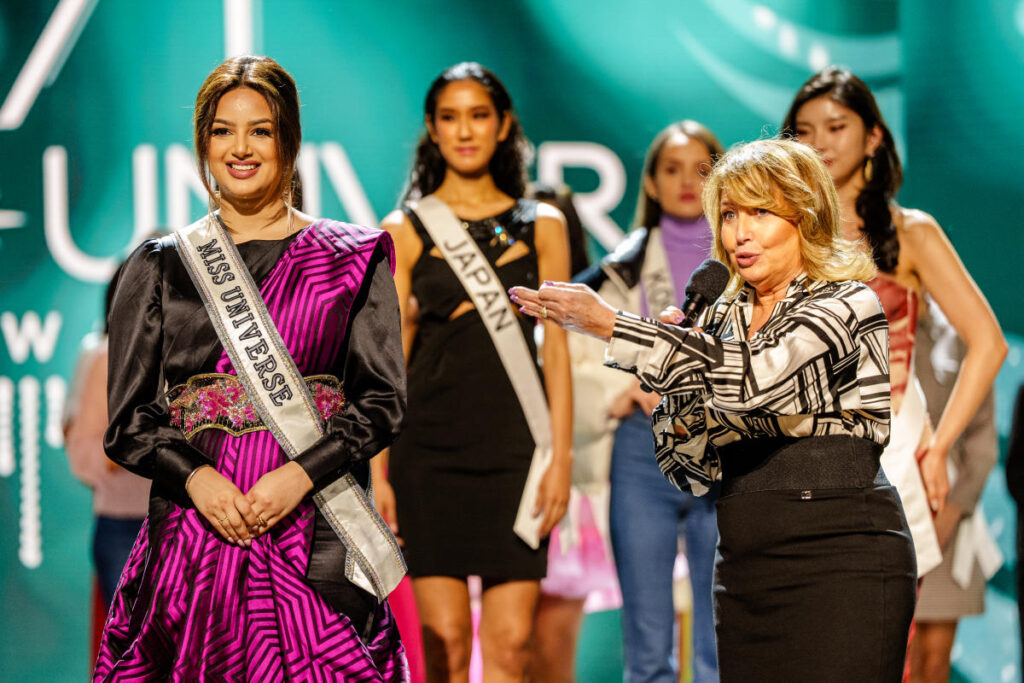 Paola Shugart (a la derecha) era la presidenta de la Organización Miss Universo