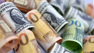 El euro cae y se cambia por debajo de los 1,07 dólares