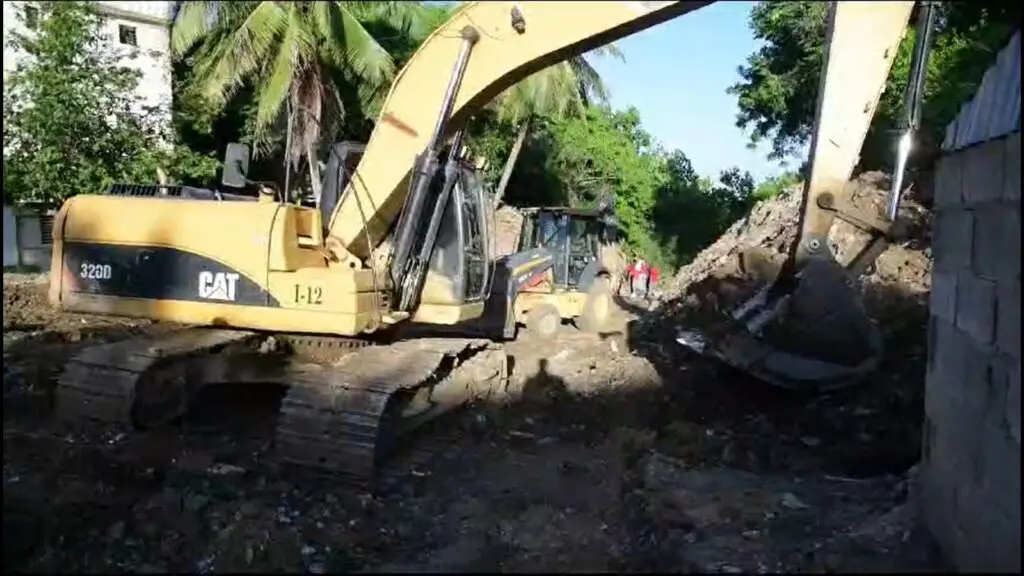 Gobernadora Rosa Santos supervisa limpieza de laguna habia sido demandada en el sector Las Siete Casas
