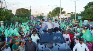 Caravana en las calles de San Juan en respaldo a Leonel