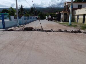 Impiden tránsito vehicular por calle que enlaza dos barrios de Barahona