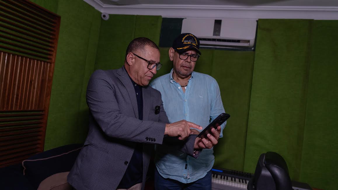 Víctor Roque y Fernando Villalona unieron sus voces en un merengue con el sonido distintivo de cada uno.