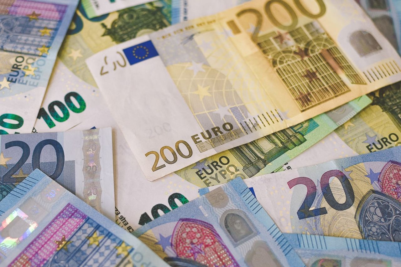 El euro baja a 1,0759 dólares al cierre de la semana