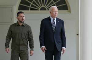 Biden invita a Zelenski a la Casa Blanca en plena crisis interna