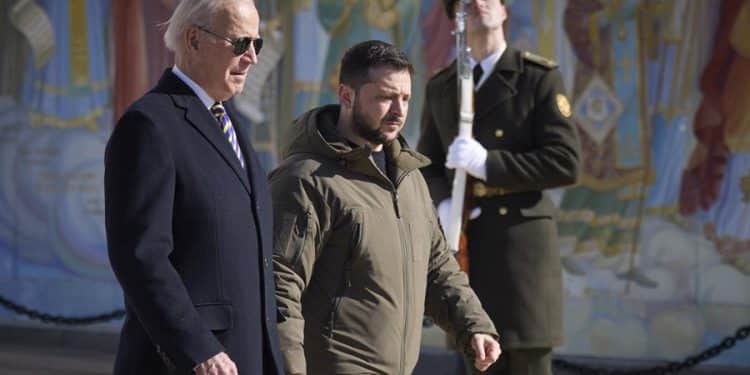 Zelenski vuelve a EEUU para desbloquear el apoyo a Kiev