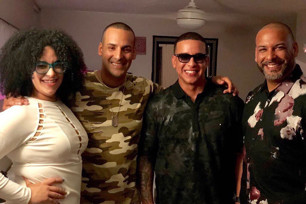 Los hermanos de Daddy Yankee. Nomar, a su derecha, es su hermano pastor