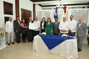 El alcalde de Moca, Guarocuya Cabral entrega reconocimiento al Roque de las Heras. FUENTE EXTERNA