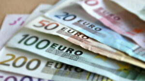 El euro baja a 1,0912 euros por datos de contracción económica