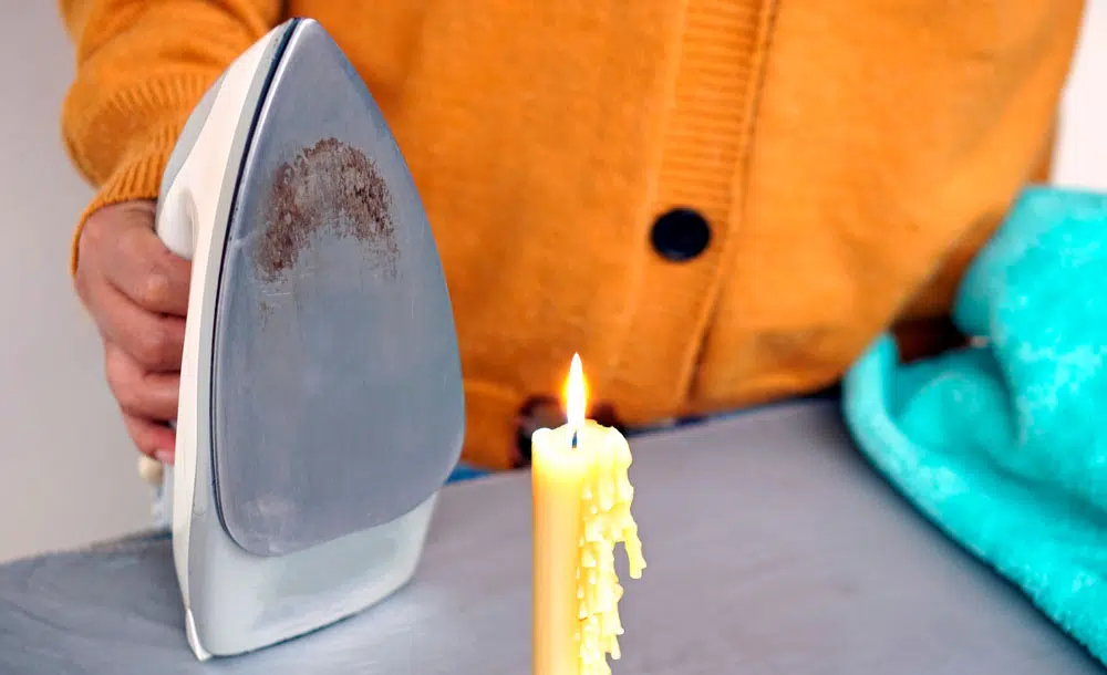 Cómo limpiar tu plancha con una vela y evitar las manchas en la ropa