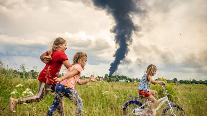 Niñas ucranianas "bajo las oscuras nubes de la guerra", Foto del Año UNICEF