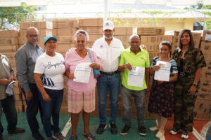 300 familias de Arroyo Bonito en SDO reciben enseres del hogar