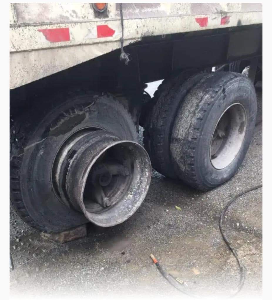 Un muerto y un herido al explotar neumático a camión