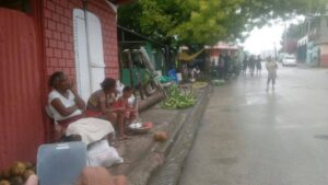 Comerciantes de Cabral, Barahona, se instalan en lugares públicos