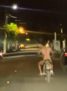 Hombre se pasea desnudo en motor por avenida de Hato Mayor