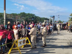 Miles de haitianos asisten al mercado fronterizo en Dajabón
