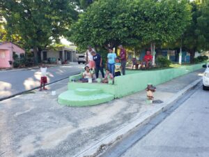 Ante dejadez de la alcaldía comunitarios embellecen parque de su barrio