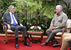 - El Presidente de Cuba Miguel Díaz-Canal y l Secretario General del MIU durante su encuentro celebrado ayer en el Palacio de la Revolución.