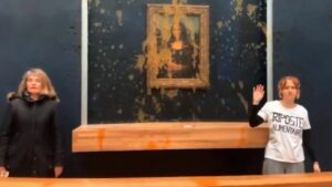 Activistas arrojan sopa al cuadro de la Mona Lisa en París