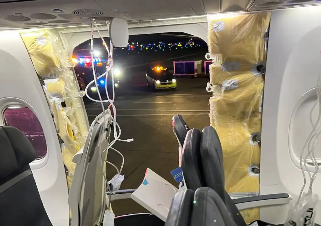 Ventana de un avión de Alaska Airlines explota en pleno vuelo