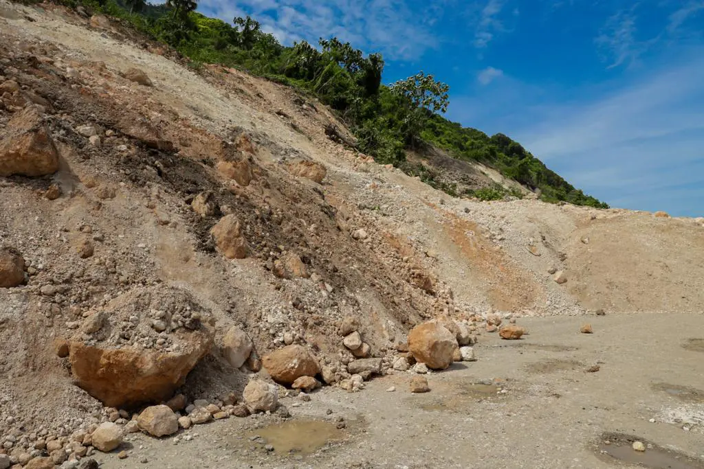 Explican causas de un nuevo derrumbe en carretera Barahona-Enriquillo   FOTO: ARCHIVO