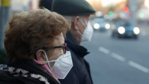 España evalúa retomar la mascarilla ante brote de gripe
