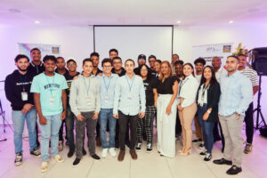 Directivos de Santo Domingo Motors y del ITLA con estudiantes que participaron en el Hackathon. FUENTE EXTERNA
