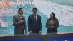 El presidente ejecutivo de Cap Cana, Jorge Subero Medina, junto al ministro de Turismo David Collado y la directora comercial y de marketing Noribel Medina.