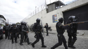 La violencia sacude a Ecuador en su primer día bajo estado de excepción