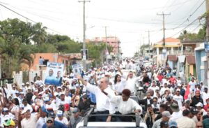 Abinader encabeza caravana en Monte Plata con candidatos municipales