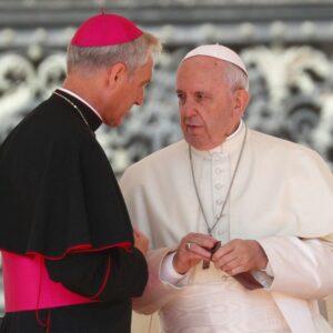 El papa recibe al secretario de Benedicto XVI por primera vez